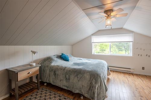 313 Linden Avenue, Kaleden, BC - Indoor Photo Showing Bedroom