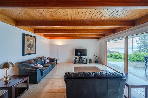 313 Linden Avenue, Kaleden, BC - Indoor Photo Showing Living Room