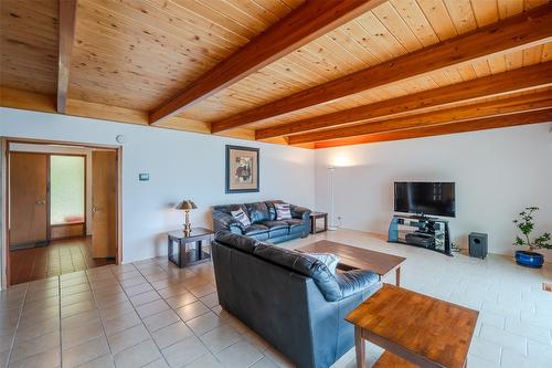 313 Linden Avenue, Kaleden, BC - Indoor Photo Showing Living Room