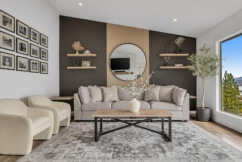 2751 Lakeview Road, West Kelowna, BC - Indoor Photo Showing Living Room