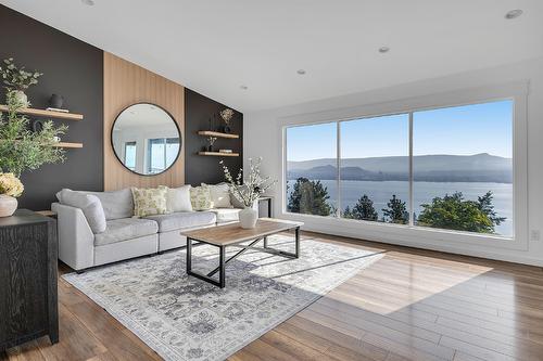 2751 Lakeview Road, West Kelowna, BC - Indoor Photo Showing Living Room