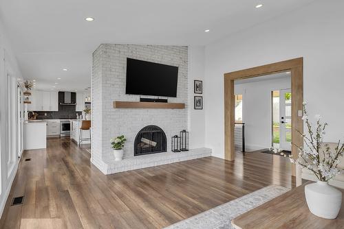 2751 Lakeview Road, West Kelowna, BC - Indoor Photo Showing Living Room With Fireplace