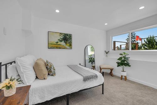 2751 Lakeview Road, West Kelowna, BC - Indoor Photo Showing Bedroom