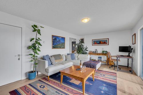 2751 Lakeview Road, West Kelowna, BC - Indoor Photo Showing Living Room