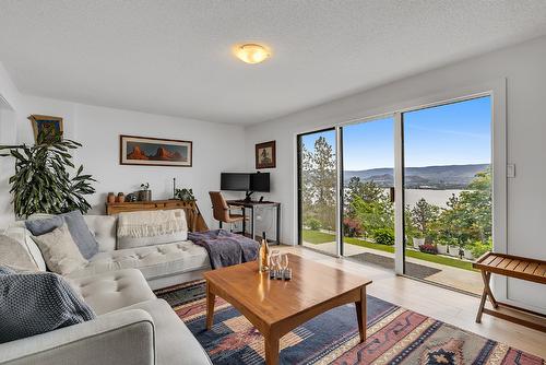 2751 Lakeview Road, West Kelowna, BC - Indoor Photo Showing Living Room