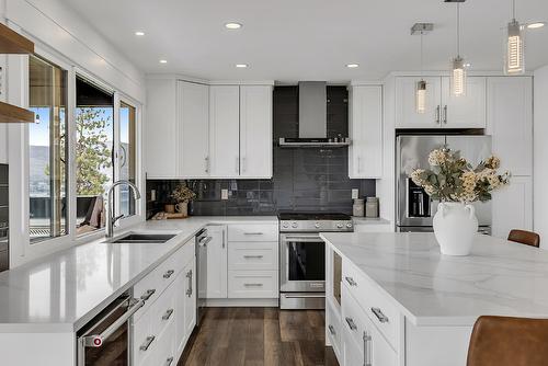 2751 Lakeview Road, West Kelowna, BC - Indoor Photo Showing Kitchen With Double Sink With Upgraded Kitchen