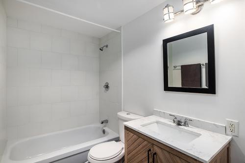 205-395 Franklyn Road, Kelowna, BC - Indoor Photo Showing Bathroom