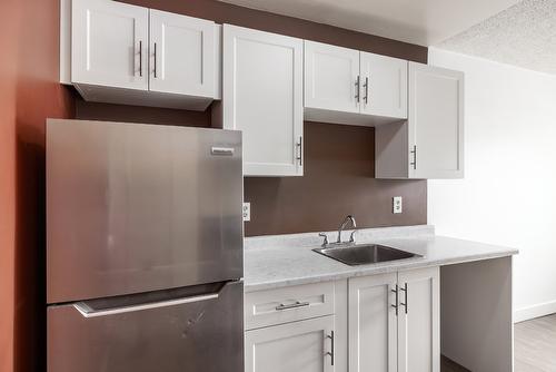 205-395 Franklyn Road, Kelowna, BC - Indoor Photo Showing Kitchen