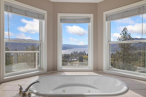 6267 Thompson Drive, Peachland, BC - Indoor Photo Showing Bathroom