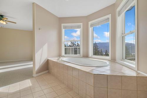 6267 Thompson Drive, Peachland, BC - Indoor Photo Showing Bathroom