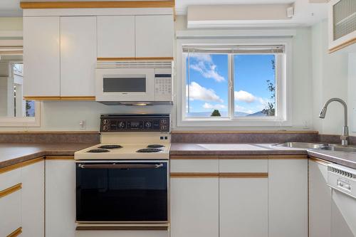 6267 Thompson Drive, Peachland, BC - Indoor Photo Showing Kitchen With Double Sink