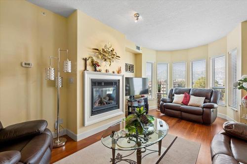 408-1947 Underhill Street, Kelowna, BC - Indoor Photo Showing Living Room With Fireplace