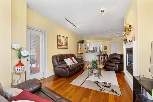 408-1947 Underhill Street, Kelowna, BC - Indoor Photo Showing Living Room