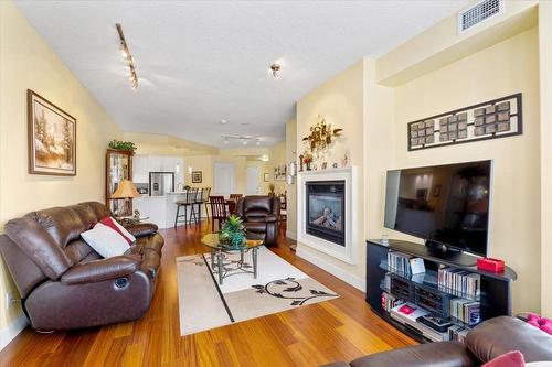 408-1947 Underhill Street, Kelowna, BC - Indoor Photo Showing Living Room With Fireplace