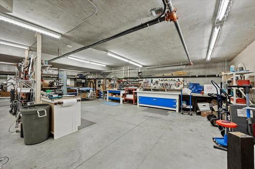 408-1947 Underhill Street, Kelowna, BC - Indoor Photo Showing Garage