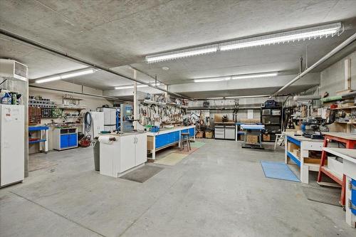 408-1947 Underhill Street, Kelowna, BC - Indoor Photo Showing Garage