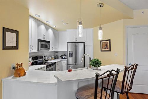 408-1947 Underhill Street, Kelowna, BC - Indoor Photo Showing Kitchen With Upgraded Kitchen