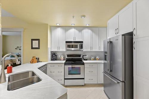 408-1947 Underhill Street, Kelowna, BC - Indoor Photo Showing Kitchen With Double Sink