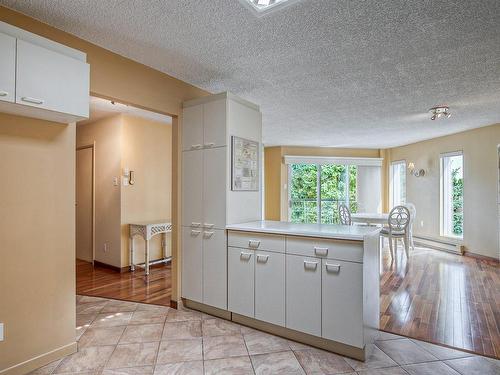 Cuisine - 303-269 Boul. Simard, Saint-Lambert, QC - Indoor Photo Showing Kitchen