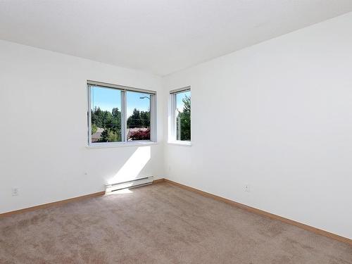 301C-698 Aspen Rd, Comox, BC - Indoor Photo Showing Other Room