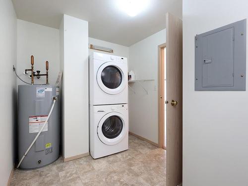 301C-698 Aspen Rd, Comox, BC - Indoor Photo Showing Laundry Room