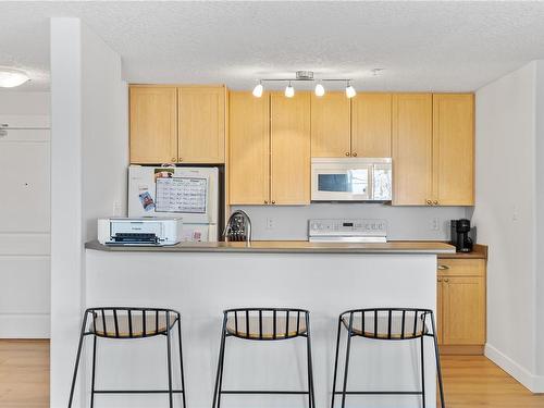 201-2829 Peatt Rd, Langford, BC - Indoor Photo Showing Kitchen