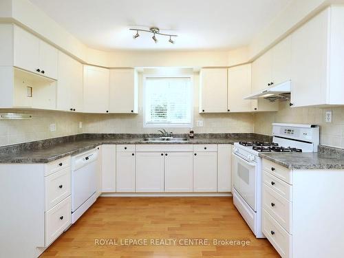 365 Fiona Terr, Mississauga, ON - Indoor Photo Showing Kitchen With Double Sink