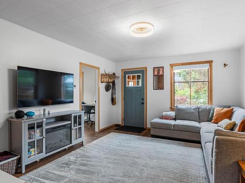 142 Williams Street, Kamloops, BC - Indoor Photo Showing Living Room