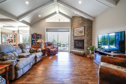 6209 Tatlow Road, Salmon Arm, BC - Indoor Photo Showing Living Room With Fireplace