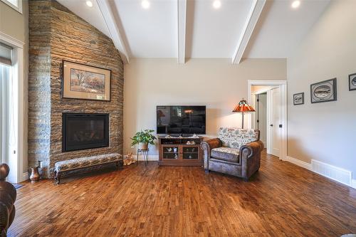 6209 Tatlow Road, Salmon Arm, BC - Indoor Photo Showing Living Room With Fireplace