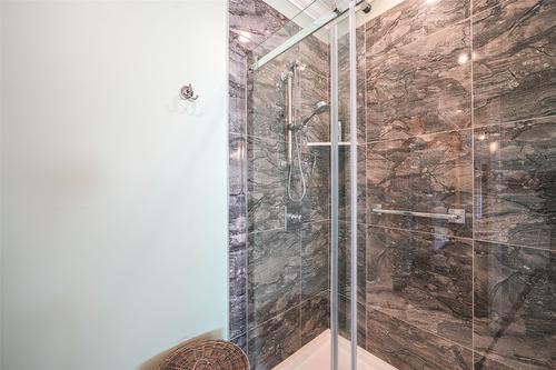 6209 Tatlow Road, Salmon Arm, BC - Indoor Photo Showing Bathroom