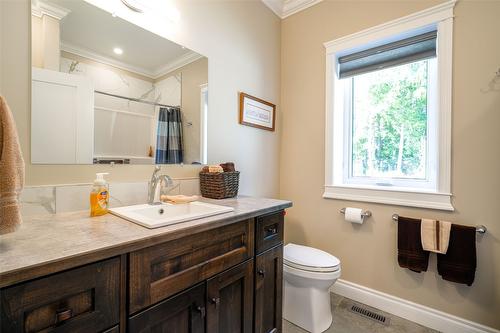 6209 Tatlow Road, Salmon Arm, BC - Indoor Photo Showing Bathroom