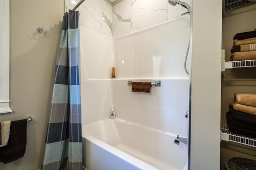 6209 Tatlow Road, Salmon Arm, BC - Indoor Photo Showing Bathroom