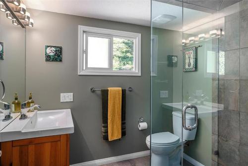 8514 Sun Valley Road, Kelowna, BC - Indoor Photo Showing Bathroom