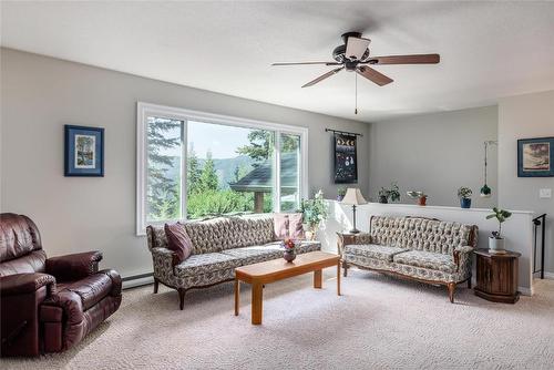 8514 Sun Valley Road, Kelowna, BC - Indoor Photo Showing Living Room