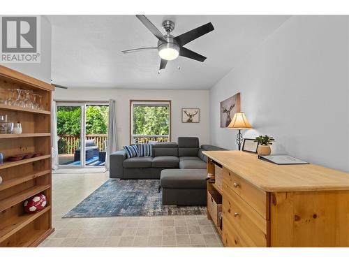 202 97A Highway Unit# 30, Sicamous, BC - Indoor Photo Showing Living Room