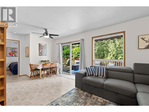 202 97A Highway Unit# 30, Sicamous, BC - Indoor Photo Showing Living Room