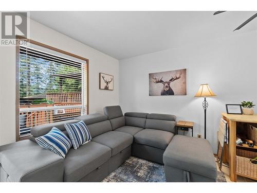 202 97A Highway Unit# 30, Sicamous, BC - Indoor Photo Showing Living Room