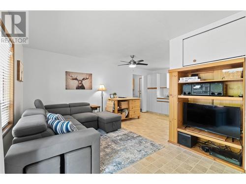 202 97A Highway Unit# 30, Sicamous, BC - Indoor Photo Showing Living Room