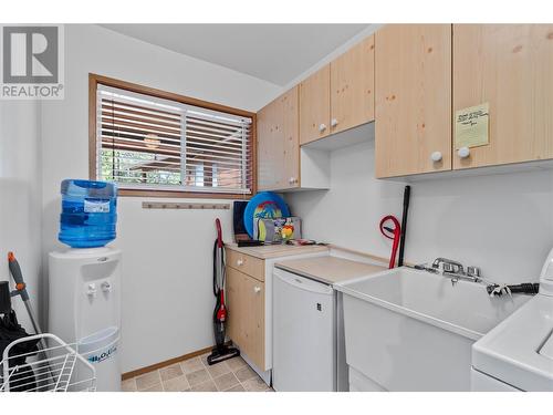 202 97A Highway Unit# 30, Sicamous, BC - Indoor Photo Showing Laundry Room