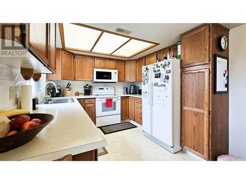 1132 Wintergreen Drive, Kelowna, BC - Indoor Photo Showing Kitchen With Double Sink