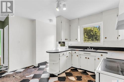 2229 Cumberland Avenue S, Saskatoon, SK - Indoor Photo Showing Kitchen