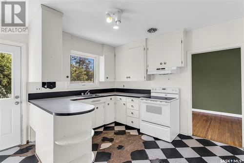 2229 Cumberland Avenue S, Saskatoon, SK - Indoor Photo Showing Kitchen