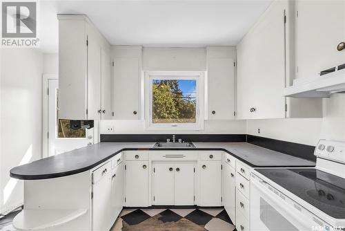 2229 Cumberland Avenue S, Saskatoon, SK - Indoor Photo Showing Kitchen