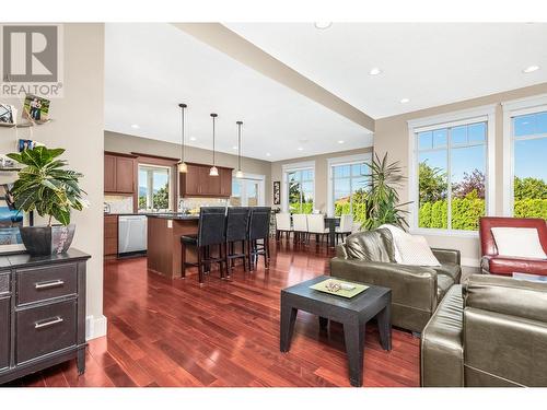 520 Crestview Drive, Coldstream, BC - Indoor Photo Showing Living Room