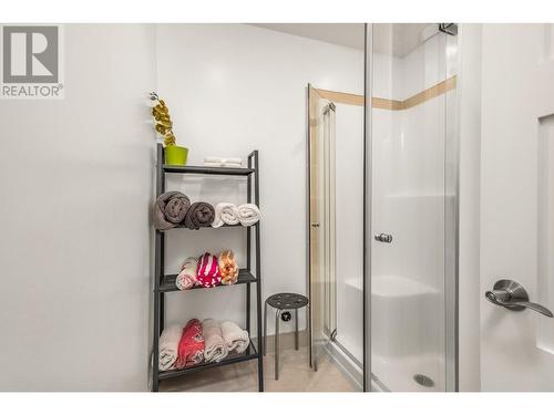 520 Crestview Drive, Coldstream, BC - Indoor Photo Showing Bathroom