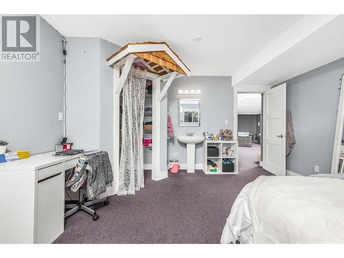 520 Crestview Drive, Coldstream, BC - Indoor Photo Showing Bedroom