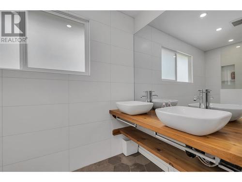 1301 Ponderosa Road, West Kelowna, BC - Indoor Photo Showing Bathroom