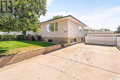 1239 Hochelaga Street W, Moose Jaw, SK - Outdoor With Exterior