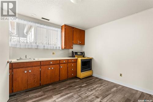 1239 Hochelaga Street W, Moose Jaw, SK - Indoor Photo Showing Kitchen